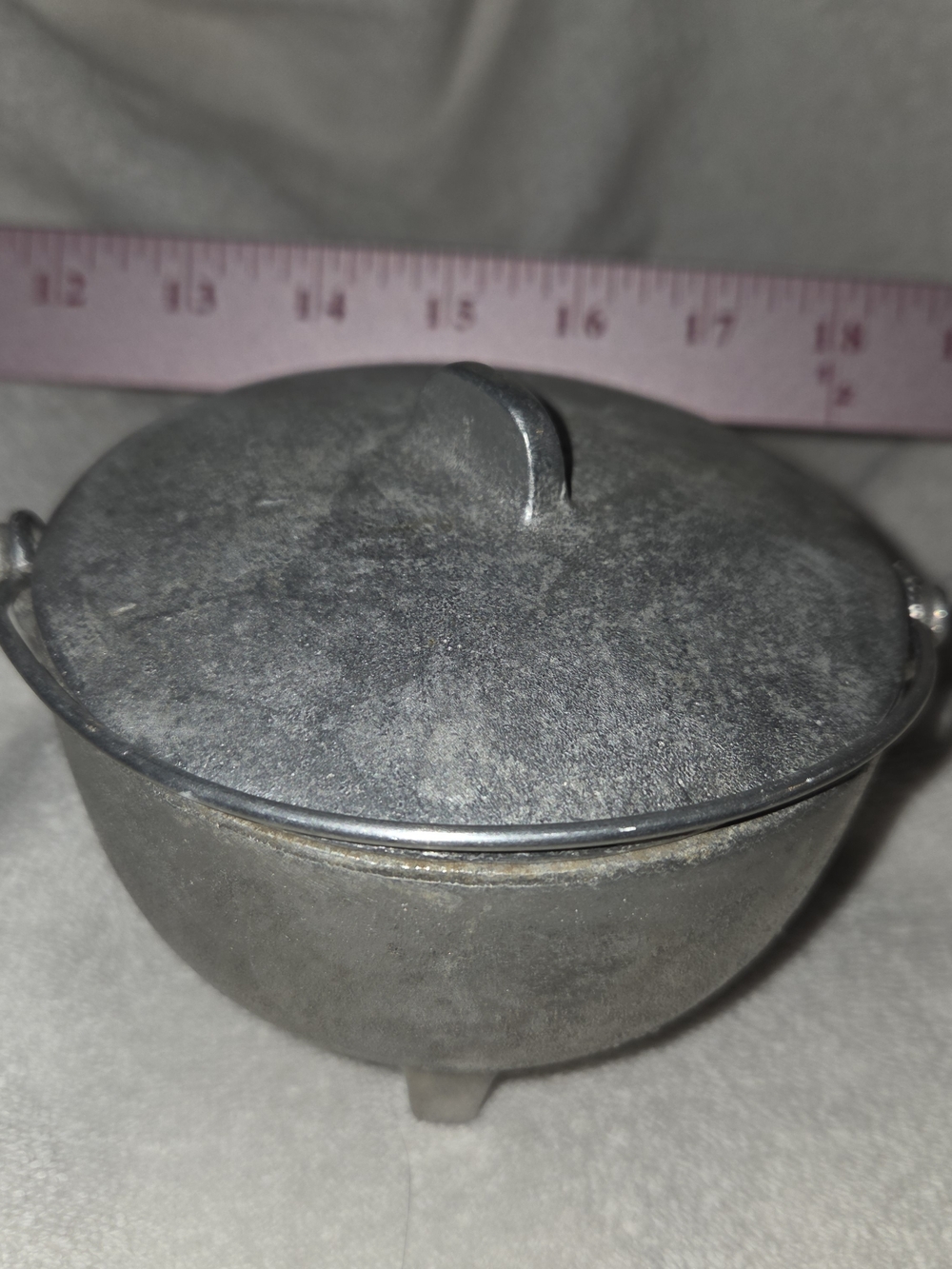 Classic Gray Cast Aluminum Mini Cauldron with Lid - Home Kitchen